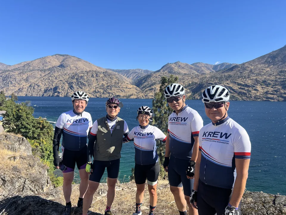 Five KREW riders overlooking Lake Chelan